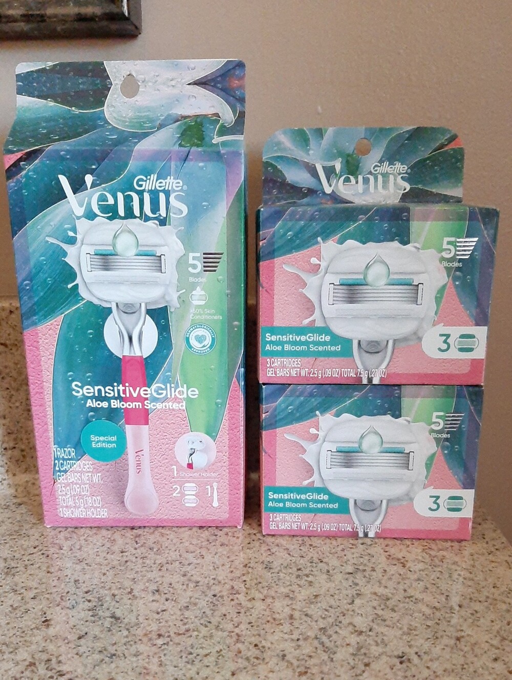 Gillette Venus Sensitive Glide Razor/ Refill Bundle - Picture 2 of 9